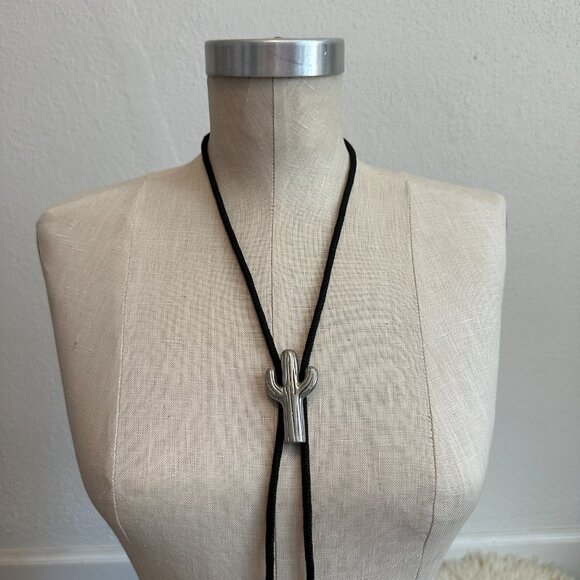 EJC Vintage silver pewter cactus bolo tie on black chord with silver tips 1989 - Picture 5 of 5